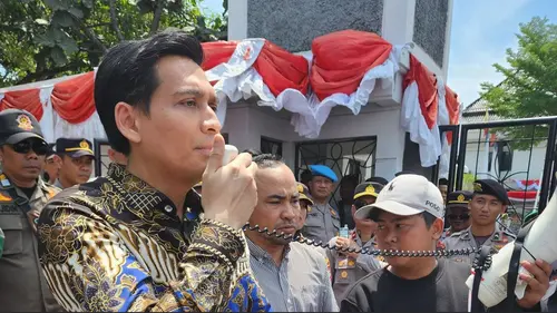 Mengejutkan Barang Terlarang di Mobil Lucky Hakim, Apakah Ini Upaya Kriminalisasi?