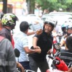 Viral Wanita Cantik Bertarung dengan Dua Elang Perkasa, Kejadian Langka di Jalanan