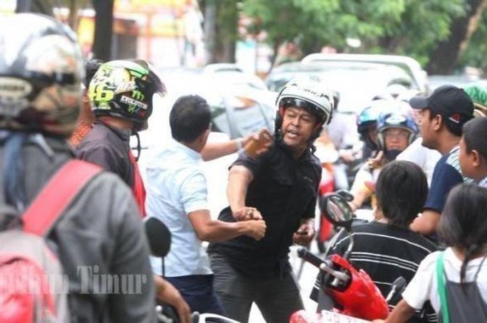 Viral Wanita Cantik Bertarung dengan Dua Elang Perkasa, Kejadian Langka di Jalanan