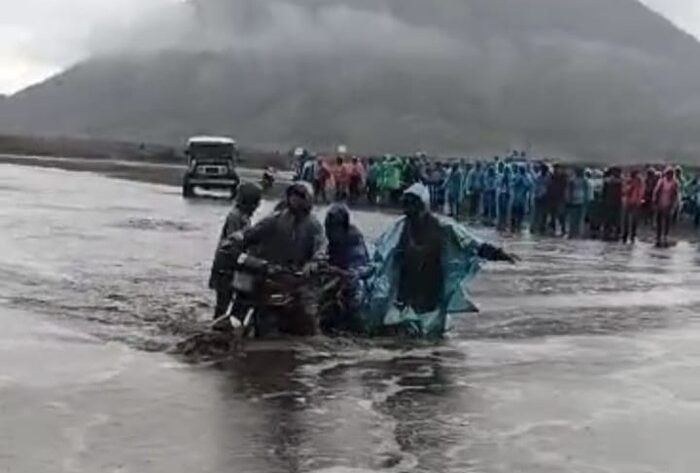 Heboh! Video Lautan Pasir Bromo Terendam Air, TNBTS Buka Suara Tentang Fenomena Alam Ini