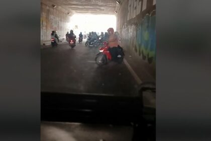 Drama di Tambun Ambulans Balas Aksi Pengendara Motor yang Melawan Arus!