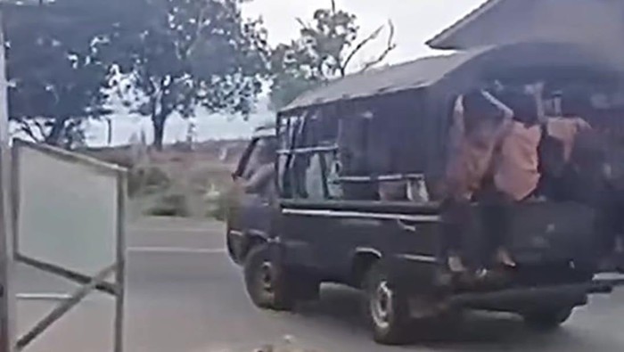 Aksi Nekat Bocah SD Bawa Pikap ke Sekolah Berujung Tilang Polisi